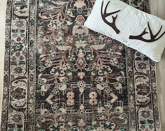 Quake vintage Persian rug