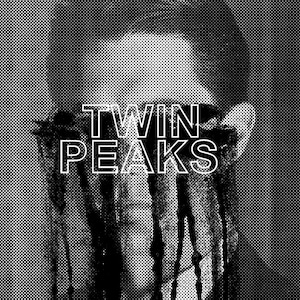 Può includere: Grafica in bianco e nero con il testo "TWIN PEAKS" in grassetto e contornato. L'immagine presenta un motivo a punti mezzitoni e un ritratto sfocato con striature scure.