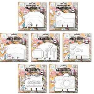 Może przedstawiać: Zestaw dziewięciu metalowych matryc do rękodzieła. Matryce są zapakowane w przezroczyste plastikowe opakowania z białym tłem i przedstawiają różne wzory, w tym serca, kwiaty, muszle i aparat fotograficzny. Matryce są oznaczone nazwą marki "MALL & CREATE" i unikalnym numerem identyfikacyjnym.