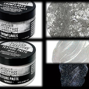 Puede incluir: Dos botes de suministros de artesanía de la marca Distress. Uno está etiquetado como "Snowflakes Glitter + Mica Flakes" y el otro como "Texture Paste Twinkle". La imagen también muestra primeros planos del brillo y la pasta.