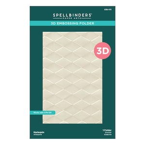 Puede incluir: Una carpeta de relieve 3D de Spellbinders en un paquete verde azulado oscuro. El producto está etiquetado como Harlequin y presenta un patrón de diamantes color crema. El empaque incluye el texto 3D, E3D-175 y 1 Folder 5.5x8.5 in. El diseño crea una textura geométrica.