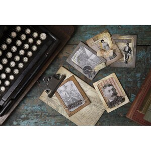 Peut inclure: Vue a&eacute;rienne d'objets d'&eacute;poque, dont une machine &agrave; &eacute;crire, du papier vieilli et plusieurs cartes en collage. Les cartes pr&eacute;sentent de vieilles photographies, du texte et des &eacute;l&eacute;ments d&eacute;coratifs. Une carte porte le mot "ARCHIVE".