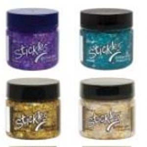 Puede incluir: Doce pequeños frascos de pegamento de purpurina en varios colores, incluidos azul, verde, dorado, plateado, rojo y morado. Cada frasco tiene una tapa negra y la palabra "Stickles" impresa en la etiqueta.