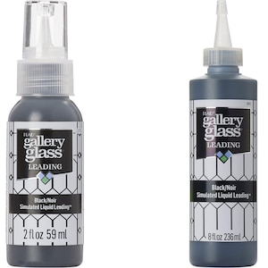 Op de afbeelding: Twee flessen zwarte vloeibare lood voor glas-in-loodprojecten. De kleinere fles is 59 ml en de grotere fles is 236 ml. Beide flessen hebben de merknaam "PLAID gallery glass LEADING" en de kleur "Black/Noir Simulated Liquid Leading" op het etiket.