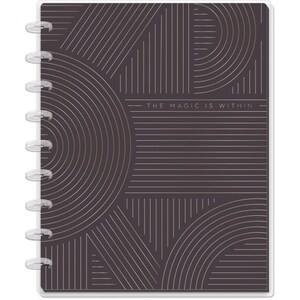Può includere: Una copertina di planner di colore viola scuro con un motivo geometrico di linee e cerchi dorati. Il testo "THE MAGIC IS WITHIN" è stampato in oro sulla copertina.
