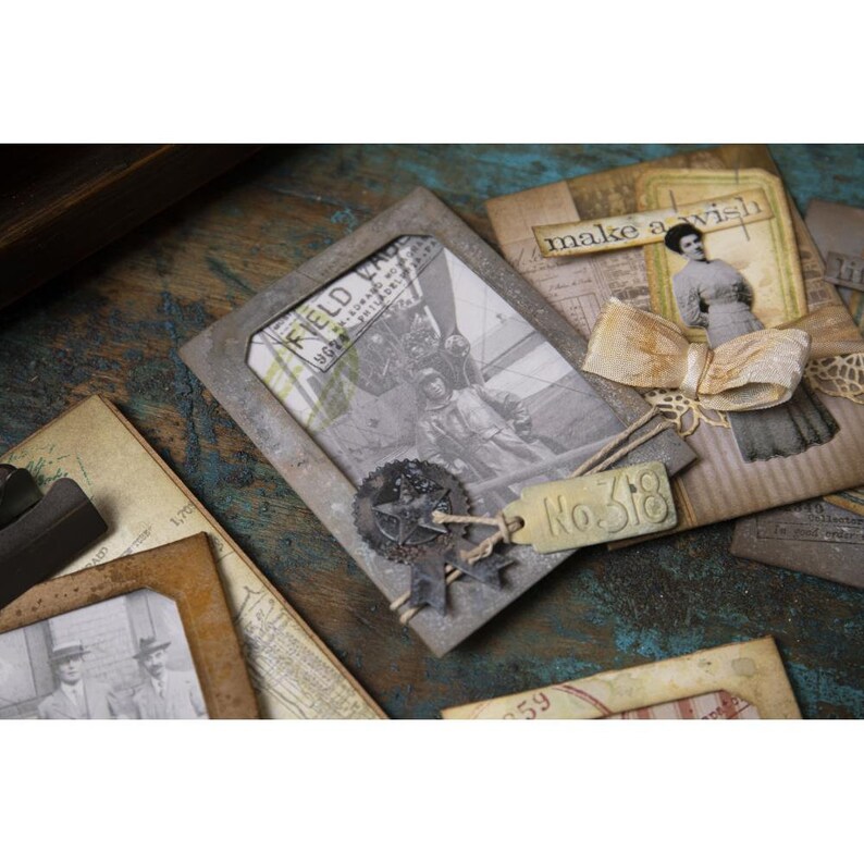 Peut inclure: &Eacute;l&eacute;ments de scrapbooking de style vintage sur une surface en bois vieilli. Une photo encadr&eacute;e en noir et blanc pr&eacute;sente un biplan et du texte. D'autres &eacute;l&eacute;ments incluent une &eacute;tiquette avec "No. 318", un n&oelig;ud et une photo de femme. Th&egrave;me : &eacute;ph&eacute;m&egrave;res vintage.