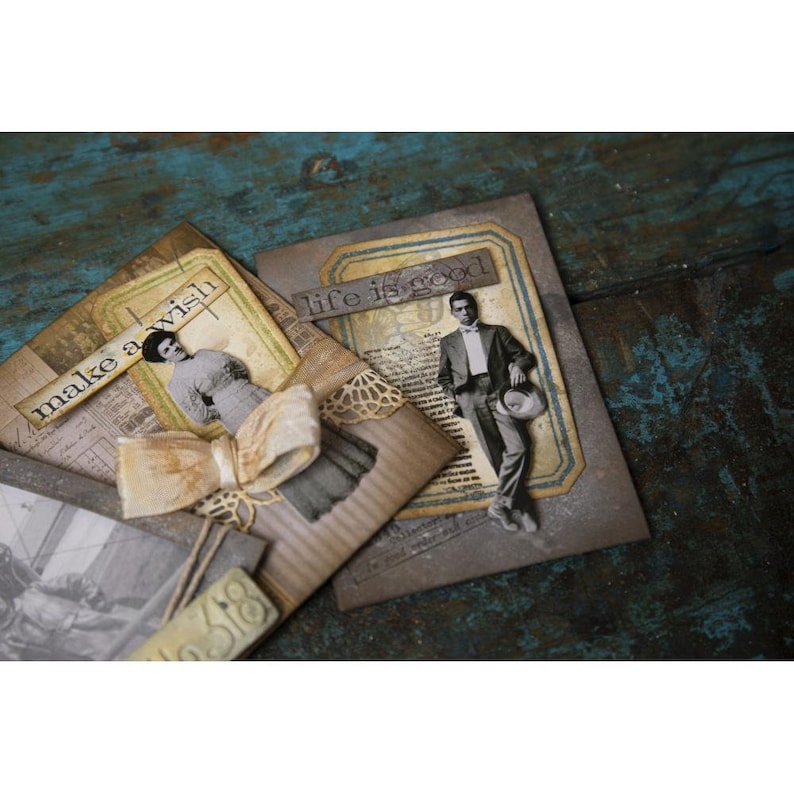 Peut inclure: Cartes de v&oelig;ux de style vintage avec un aspect vieilli. L'une des cartes repr&eacute;sente une femme, l'autre un homme, et toutes deux portent les inscriptions "make a wish" et "life is good". Les cartes sont orn&eacute;es d'&eacute;l&eacute;ments d&eacute;coratifs.