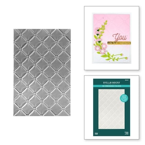 Pode incluir: Uma pasta de embossing 3D com um design acolchoado. A pasta é embalada em uma manga de plástico transparente com um rótulo verde e branco que diz "Spellbinders Paper Arts 3D Embossing Folder".