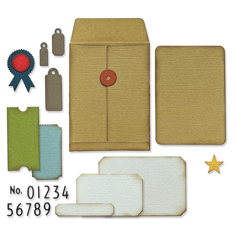 Peut inclure: Divers &eacute;l&eacute;ments en papier artisanal de diff&eacute;rentes formes et tailles. Comprend une grande enveloppe avec une fermeture &agrave; bouton, des &eacute;tiquettes, des billets, un ruban, une &eacute;toile et plusieurs cartes rectangulaires. Le texte "No. 01234 56789" est imprim&eacute; en bas.