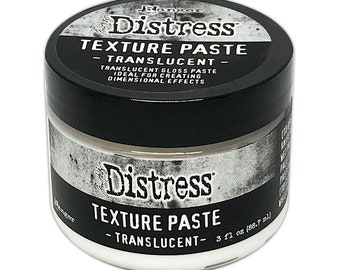 Puede incluir: Un tarro blanco de pasta de textura Distress Ranger, etiquetado como "Translúcido". El tarro tiene 88,7 ml (3 fl oz) y es ideal para crear efectos dimensionales.