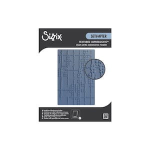 Puede incluir: Una carpeta de relieve multinivel azul Sizzix con un diseño texturizado. La carpeta presenta el texto "SETH APTER" y "TEXTURED IMPRESSIONS MULTI-LEVEL EMBOSSING FOLDER". El diseño incluye un primer plano del patrón texturizado.