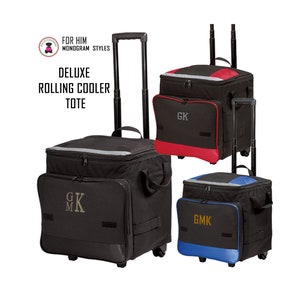 Puede incluir: Tres bolsas de refrigeración con ruedas negras. Las bolsas son de diferentes colores: negro, rojo y azul. Las bolsas tienen una parte superior con cremallera y un asa. Las bolsas tienen las iniciales "GK" y "GMK" bordadas.