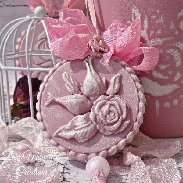 Decorative medallion to hang in shabby chic style with a fondant of La Rose Sauvage perfume