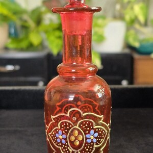 Puede incluir: Un letrero de madera rústica con el texto "Welcome to our home" en letras blancas. El letrero presenta un acabado envejecido y un diseño sencillo y acogedor, ideal para la decoración de la entrada.