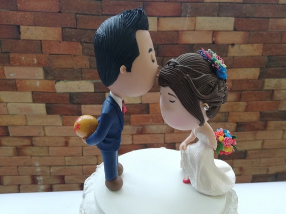 Figura para tarta novios beso.  Complementos originales para bodas