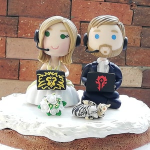 Geek wedding cake topper Gamer couple players Anime Bride and Groom Figurines Addict Charming Rehearsal wow world warcraf with pets cats