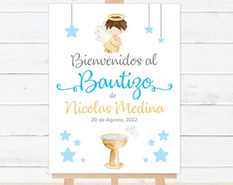 Pode incluir: Um cartaz branco com um design azul e dourado anunciando o batismo de Nicolas Medina em 20 de agosto de 2022. O cartaz apresenta uma ilustração de aquarela de um anjo com uma auréola e uma pia batismal.