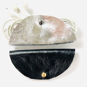 Estuche de cuero plateado para auriculares, organizador de cable portátil negro, regalo útil, soporte de cuero para auriculares, regalo para un amigo, soporte para cable de auriculares y móvil