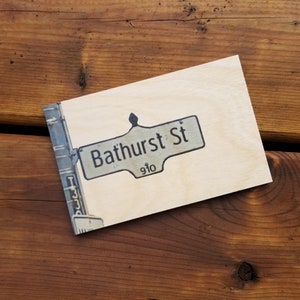 Rue Bathurst - Carte postale en bois