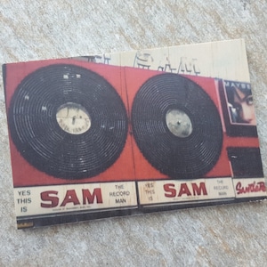 Sam the Record Man - Carte postale en bois
