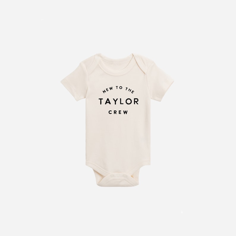 Nuevo en la tripulación Body de bebé orgánico personalizado Anuncio de embarazo Regalo personalizado para recién nacidos Ropa de género neutro Nuevo hermano imagen 1