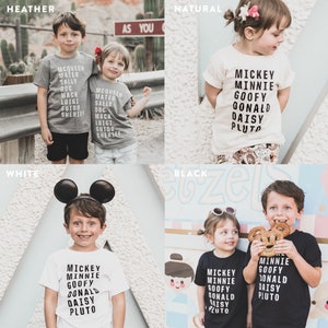Pu&ograve; includere: Quattro magliette per bambini in diversi colori: grigio melange, naturale, bianco e nero. Le magliette presentano una variet&agrave; di personaggi Disney, tra cui Topolino, Minnie Mouse, Paperino, Paperone, Paperina e Pluto. Il testo sulle magliette recita "Mickey Minnie Goofy Donald Daisy Pluto".