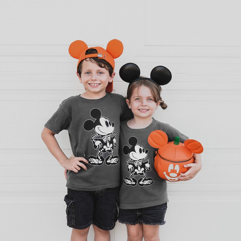 Camiseta de Halloween de Mickey Mouse de Disney, camisa de colores cómodos para Disneyland, camiseta de Disney a juego para toda la familia, atuendo de Disney World para otoño imagen 2