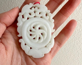 古い中国の彫刻が施された白い翡翠の硬石の人物像の花のお守りの