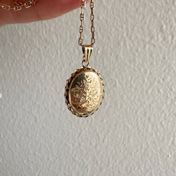 Vintage 9k Yellow Gold Oval Floral Etched Locket … - image 1