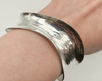ヴィンテージ！Silver Wavy Cuff ブレスレット Vintage Sterling Silver Wavy Cuff Bracelet. Small Wrist Size 6