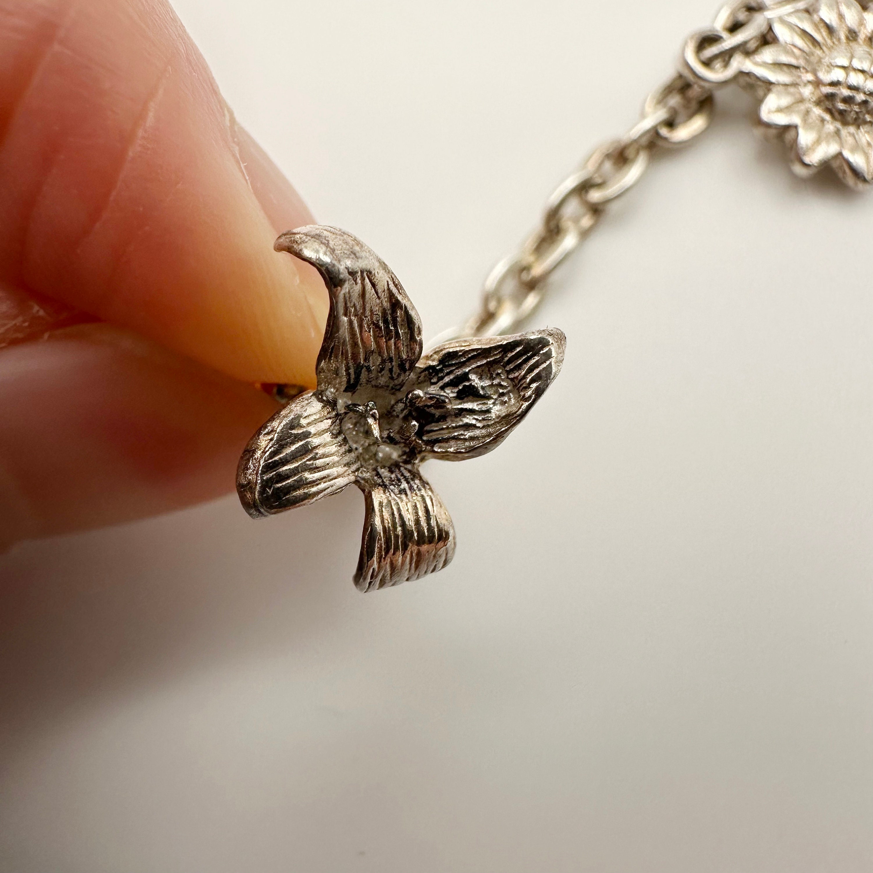 WALTER VAN BEIRENDONCK Collier à volants en cuir doré printemps 2023 - En vente WALTER VAN BEIRENDONCK Collier à volants en cuir doré printemps 2023 - En vente