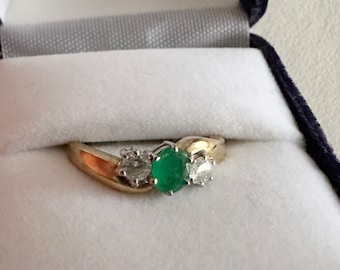 Anello trilogy vintage in oro giallo e bianco 9k con smeraldi e diamanti