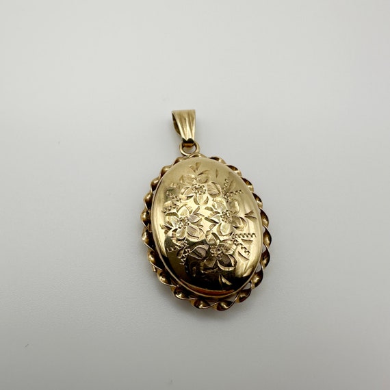 Vintage 9k Yellow Gold Oval Floral Etched Locket … - image 2