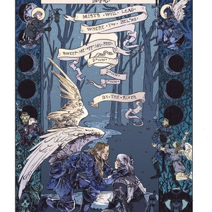 Puede incluir: Una ilustración de fantasía con un ángel alado arrodillado ante una persona con una capa negra. El ángel lleva una armadura azul y tiene un halo blanco. El fondo es un bosque oscuro con un río y una luna creciente. El texto de la imagen dice "Hanging Moon in Fog. Mists will lead where you belong. Sweep me off my feet. Down. Down. Down. By the River."