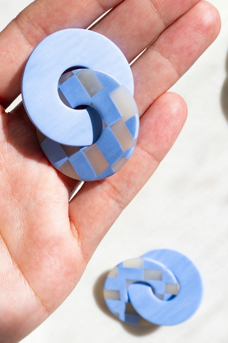 Periwinkle Polymer Clay Circle Links, Lightweight Modern Statement Earrings, Hypoallergenic Posts bébé WE RISE in blurple check image 1