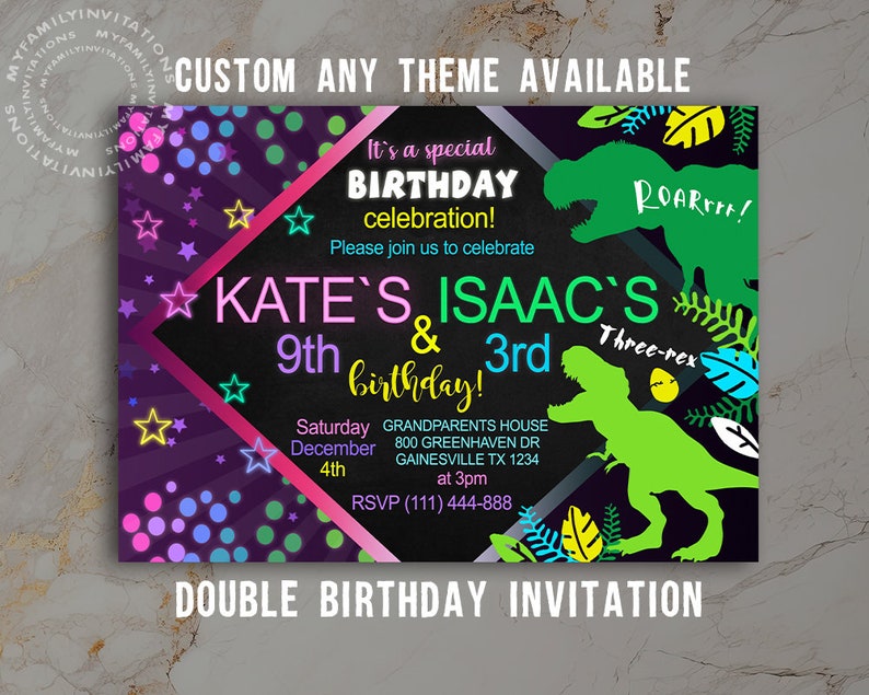 Puede incluir: Una invitaci&oacute;n de doble cumplea&ntilde;os para el 9&ordm; cumplea&ntilde;os de Kate y el 3er cumplea&ntilde;os de Isaac. La invitaci&oacute;n presenta un tema de dinosaurio con un dinosaurio verde sobre un fondo negro con estrellas y c&iacute;rculos de ne&oacute;n rosa, azul y amarillo. El texto dice "&iexcl;Es una celebraci&oacute;n de cumplea&ntilde;os especial! &iexcl;&Uacute;nase a nosotros para celebrar el 9&ordm; cumplea&ntilde;os de Kate y el 3er cumplea&ntilde;os de Isaac! S&aacute;bado 4 de diciembre CASA DE LOS ABUELOS 800 GREENHAVEN DR GAINESVILLE TX 1234 a las 3 pm RSVP (111) 444-888"