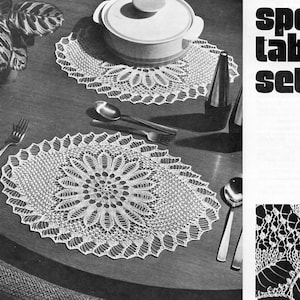 Puede incluir: Dos manteles individuales de ganchillo blanco, uno debajo de una fuente para servir y el otro debajo de una cuchara y un tenedor, sobre una mesa de madera. El texto "a special table setting" está impreso en negro sobre fondo blanco.