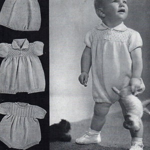 Könnte beinhalten: Ein Vintage-Strickmusterheft für Baby-Krabbelanzüge. Das Cover zeigt ein Schwarzweißfoto eines Babys, das einen weißen gestrickten Krabbelanzug mit einem gehäkelten Kragen trägt. Das Heft trägt den Titel "Babies' Crawlers" und ist mit 1209 nummeriert. Der Text "9 to 12 months" und "3d" ist ebenfalls auf dem Cover zu sehen.