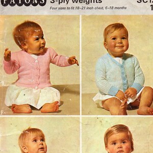 Puede incluir: Un folleto de patrones de tejido de punto vintage para cárdigans de bebé. El folleto presenta cuatro fotos de bebés con cárdigans de diferentes colores. El patrón es para pesos de 3 cabos y se titula "SC127 1/6".