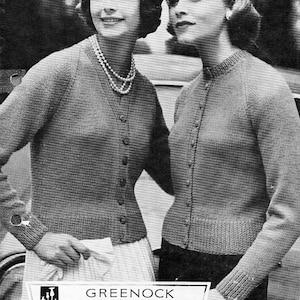 Peut inclure: Image en noir et blanc de deux femmes portant des cardigans tricotés. L'un des cardigans a un col en V et l'autre un col rond. L'image comprend le texte "GREENOCK double knitting sizes 34 to 38".