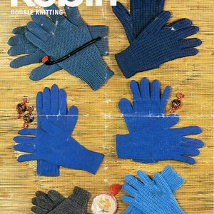 Puede incluir: Un folleto de patrones de tejido de punto vintage con el título "Robin Double Knitting" y el número "2713" en la portada. La portada presenta seis pares de guantes de punto azul.