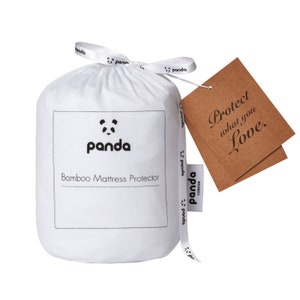 Può includere: Borsa di cotone bianca con un logo di panda nero e il testo "Bamboo Mattress Protector". La borsa è legata con un nastro bianco con la parola "panda" stampata su di esso. Un'etichetta marrone con il testo "Protect what you Love." è attaccata alla borsa.