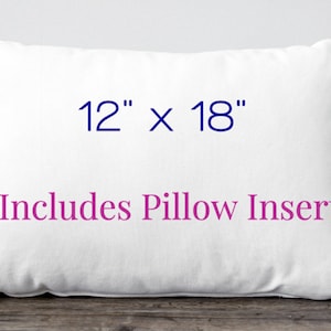 K&ouml;nnte beinhalten: Wei&szlig;er Kissenbezug mit "12" x "18" in Blau und "Enth&auml;lt Kissenf&uuml;llung" in Rosa bedruckt.