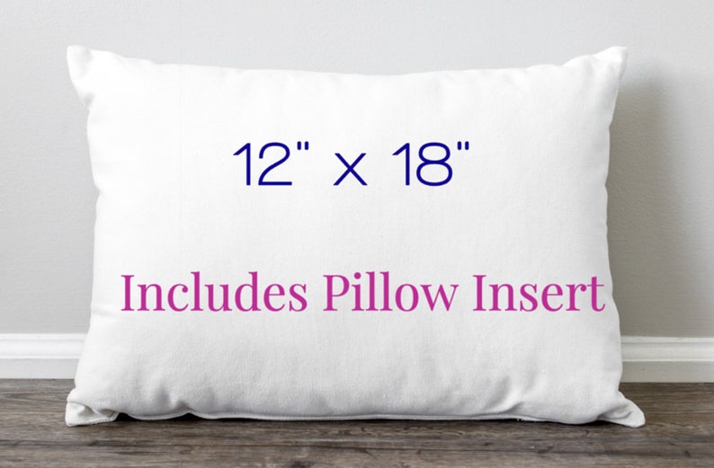 K&ouml;nnte beinhalten: Wei&szlig;er Kissenbezug mit "12" x "18" in Blau und "Enth&auml;lt Kissenf&uuml;llung" in Rosa bedruckt.