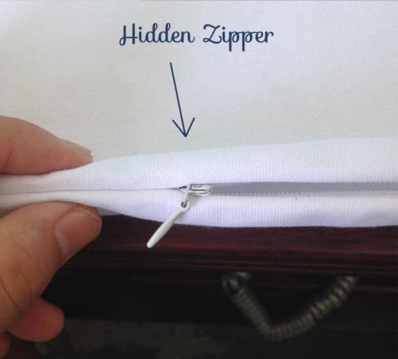 K&ouml;nnte beinhalten: Nahaufnahme eines wei&szlig;en Kissenbezugs mit einem verdeckten Rei&szlig;verschluss. Der Rei&szlig;verschluss ist wei&szlig; und befindet sich an der Naht des Kissenbezugs.