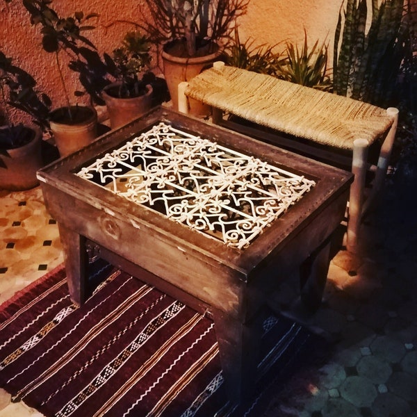 UNIQUE - table basse à base de Fenêtre vintage avec paneau en fer forgé- Authentique- fenêtre de Riad- fait main