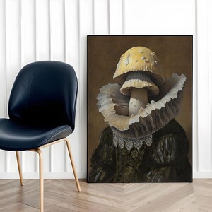 Può includere: Stampa artistica incorniciata raffigurante un fungo stravagante con un colletto a balze e abiti ornati. Il fungo ha un cappello giallo con macchie bianche, su uno sfondo marrone.