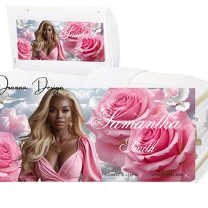 Puede incluir: Ataúd blanco con diseño floral y retrato. El ataúd presenta a una mujer con cabello rubio y rosas rosas. El nombre "Samantha Smith" se muestra en escritura cursiva. También es visible el texto "Sunrise 05.12.1976 Sunset 05.12.2020".