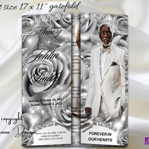 Può includere: Un biglietto commemorativo pieghevole con un design a rose in bianco e nero e una foto di un uomo in abito bianco. Il biglietto misura 43 x 28 cm. Il testo include "In Loving Memory" e "Forever in Our Hearts."