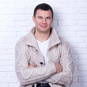 Maßgeschneiderte Herren-Strickjacke mit Zopfmuster, handgefertigte Strickjacke im Aran-Stil